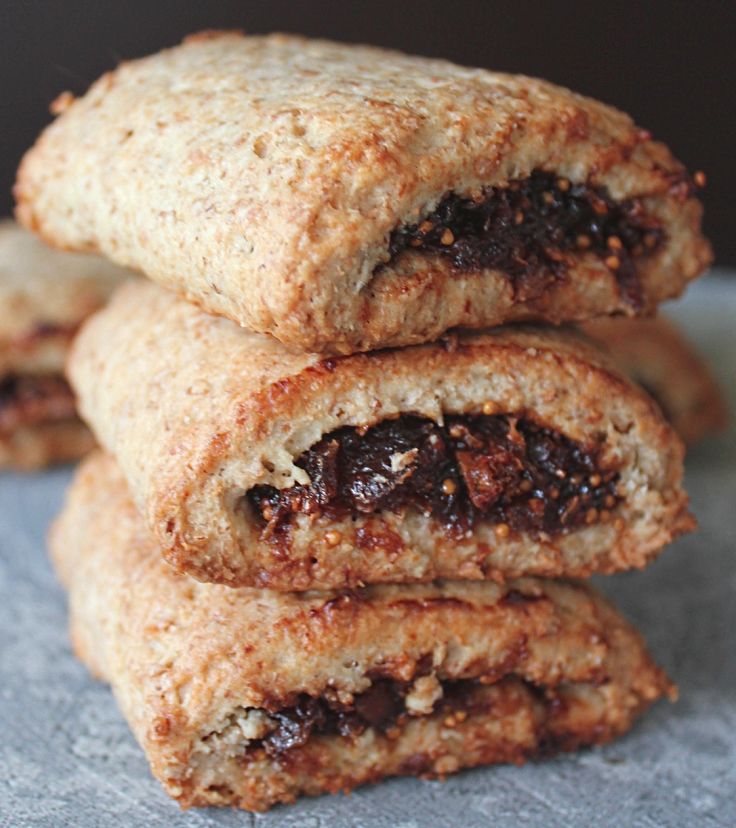 The pastry for fig rolls can vary from soft, crumbly short-cut style to earthy wholemeal creations that complement the taste of the figs